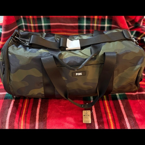 ❌ SOLD NEW VS PINK Camo Duffle Bag - Picture 2 of 5